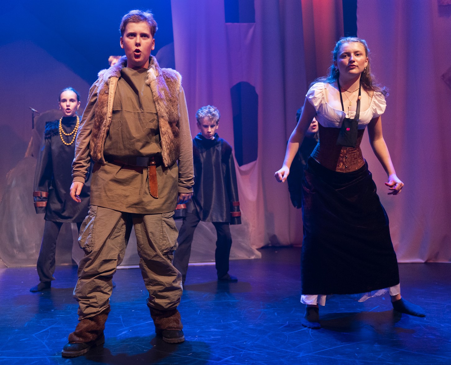 Elever Fra Dramaholdene Opfører Forestillingen En Røverhistorie Baseret På Ronja Røverdatter. Foto Mikkel Arnfred